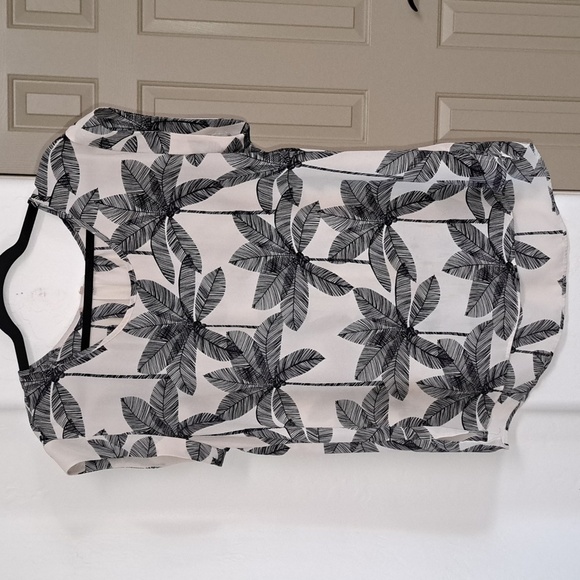 Cream Cap Sleeve Blouse with Bold Tropical Print Size Large - Picture 6 of 7